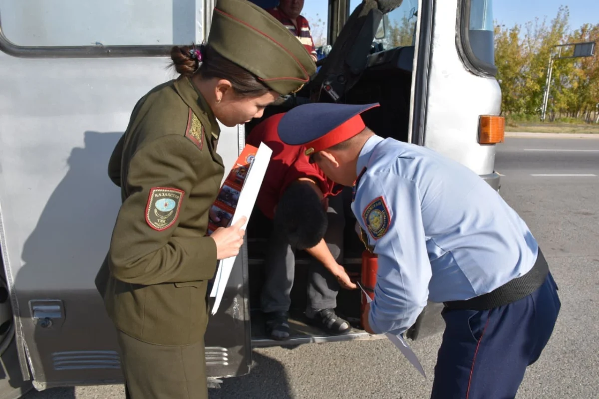 Водители автобусов разговаривают по телефону во время езды