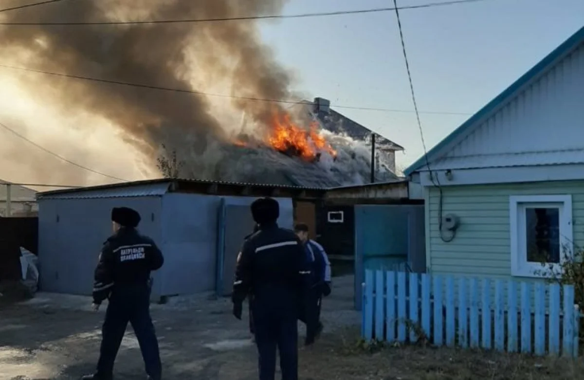 Женщину с ребенком спасли из горящего дома в Костанае