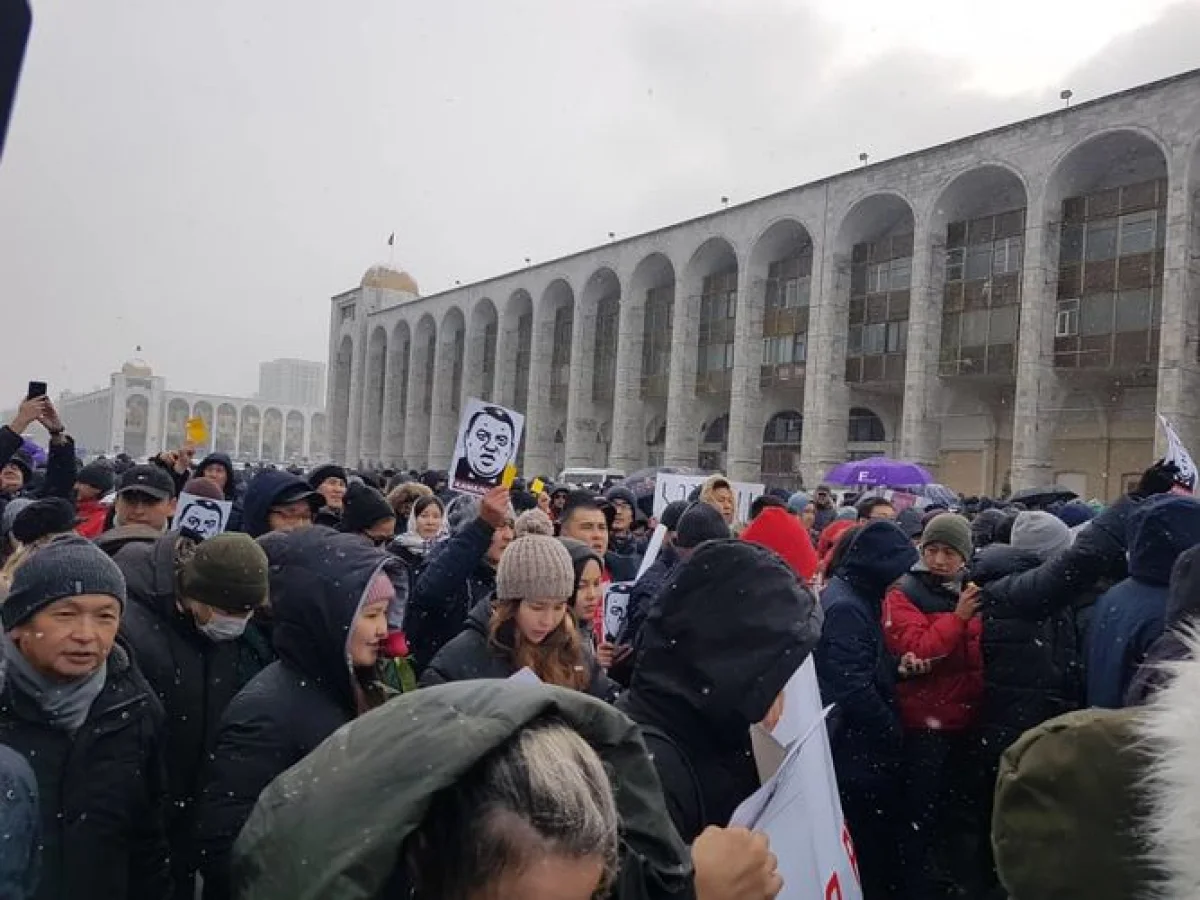 Сотни человек вышли на митинг в Бишкеке