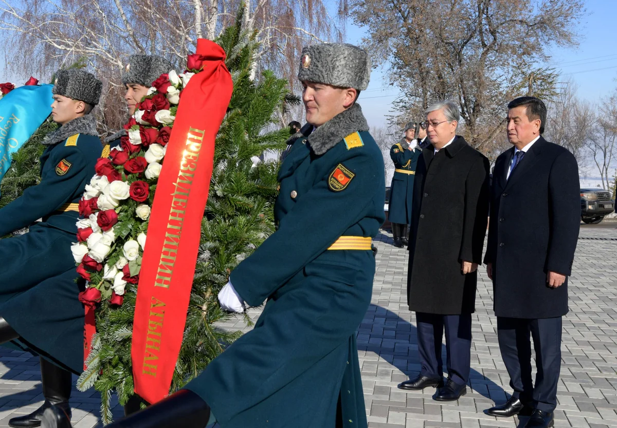 Касым-Жомарт Токаев возложил цветы к могиле Чингиза Айтматова