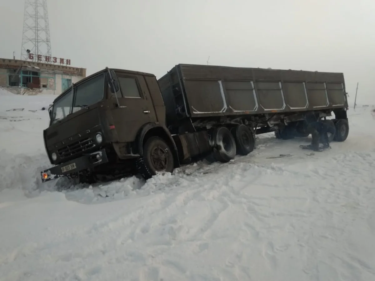 КамАЗ съехал в кювет на трассе Петропавловск-Жезказган