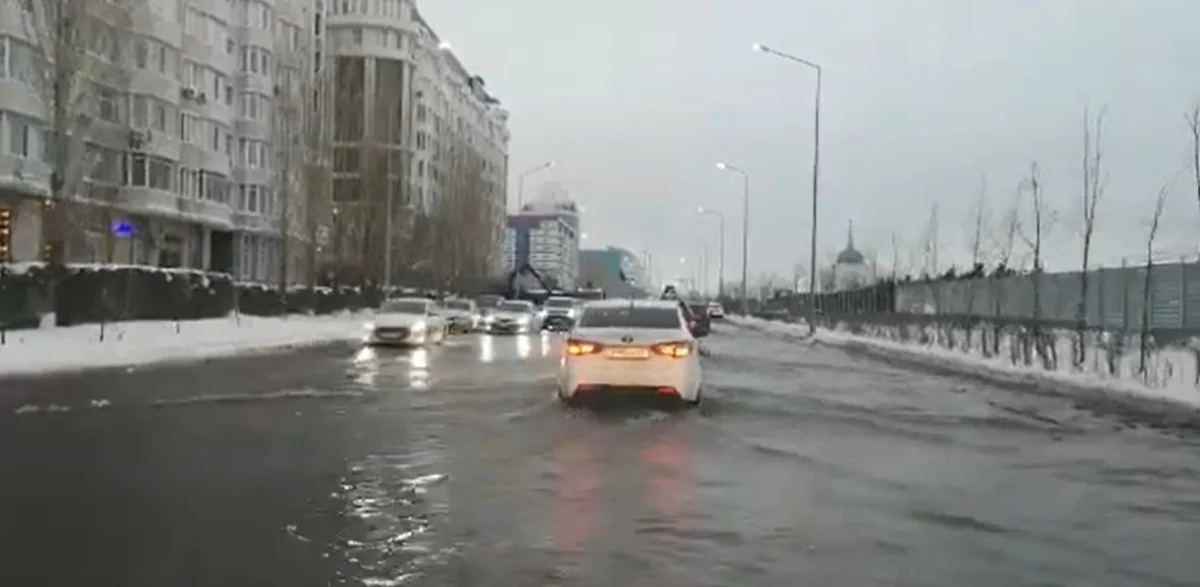 В Нур-Султане прорвало водопровод (видео)