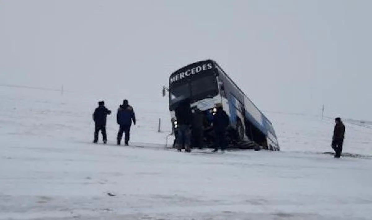 Из-за гололеда автобус с пассажирами съехал в кювет