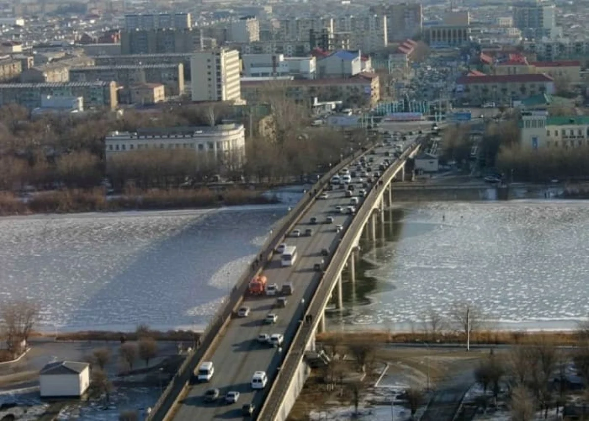 Центральный мост закрыли для транспорта в Атырау