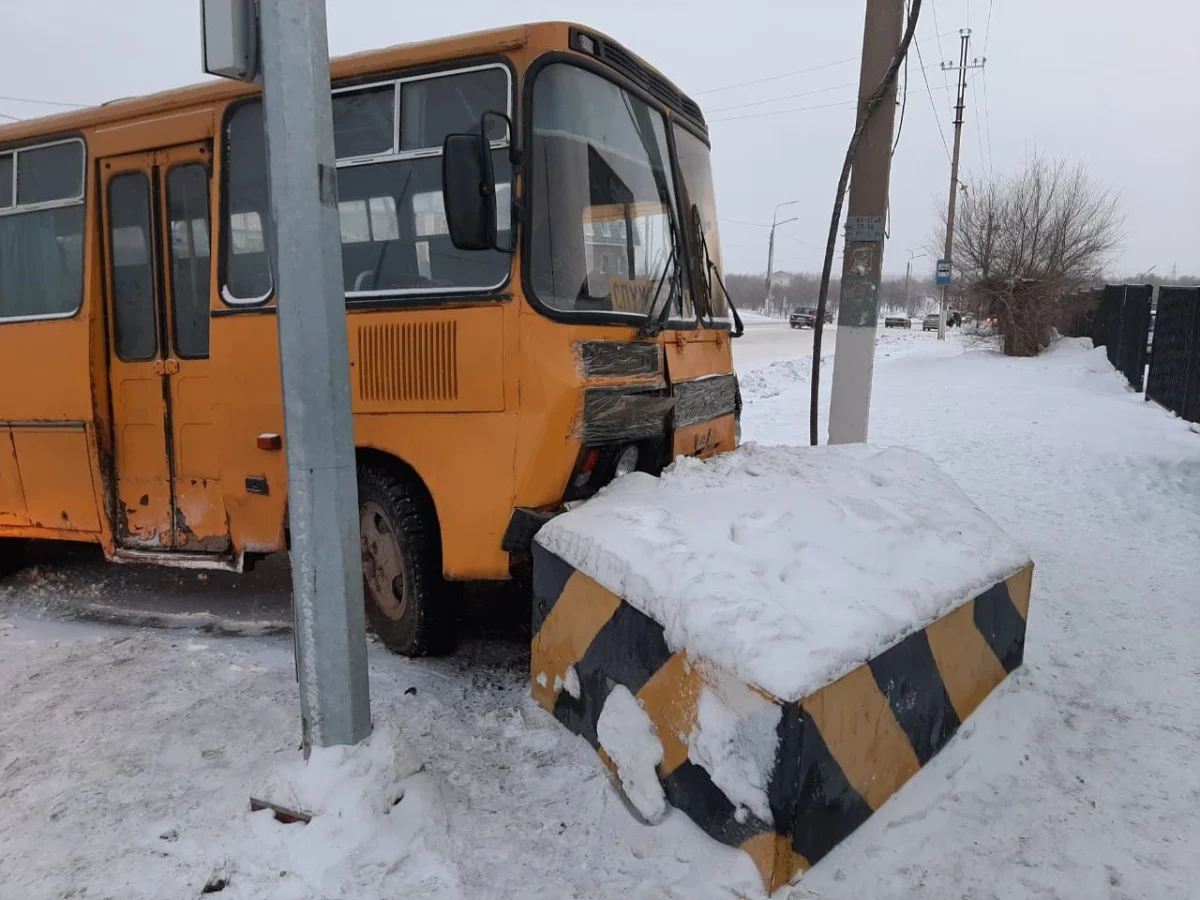 Автобус наехал на бетонный блок в Актобе