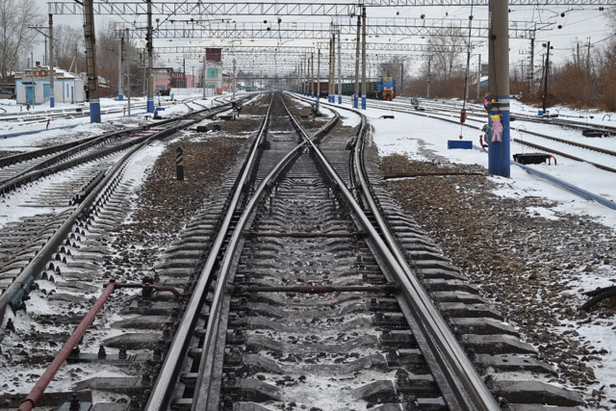 Поезд сбил насмерть двух человек в Жамбылской области