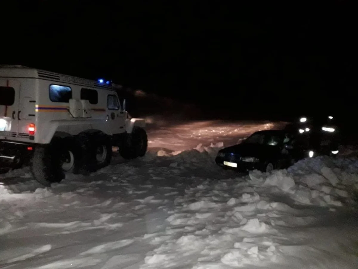 Спасатели вызволили 20 рыболовов из снежной западни в Костанайской области