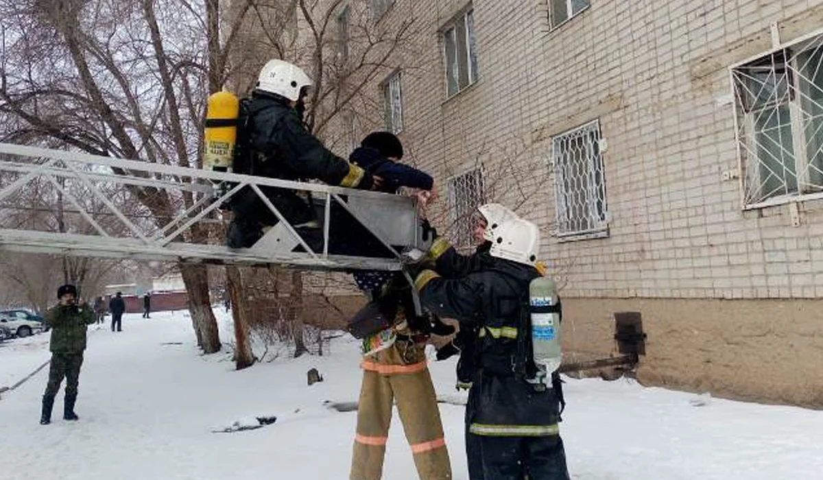 Женщин и детей спасли из горящего дома в Актобе