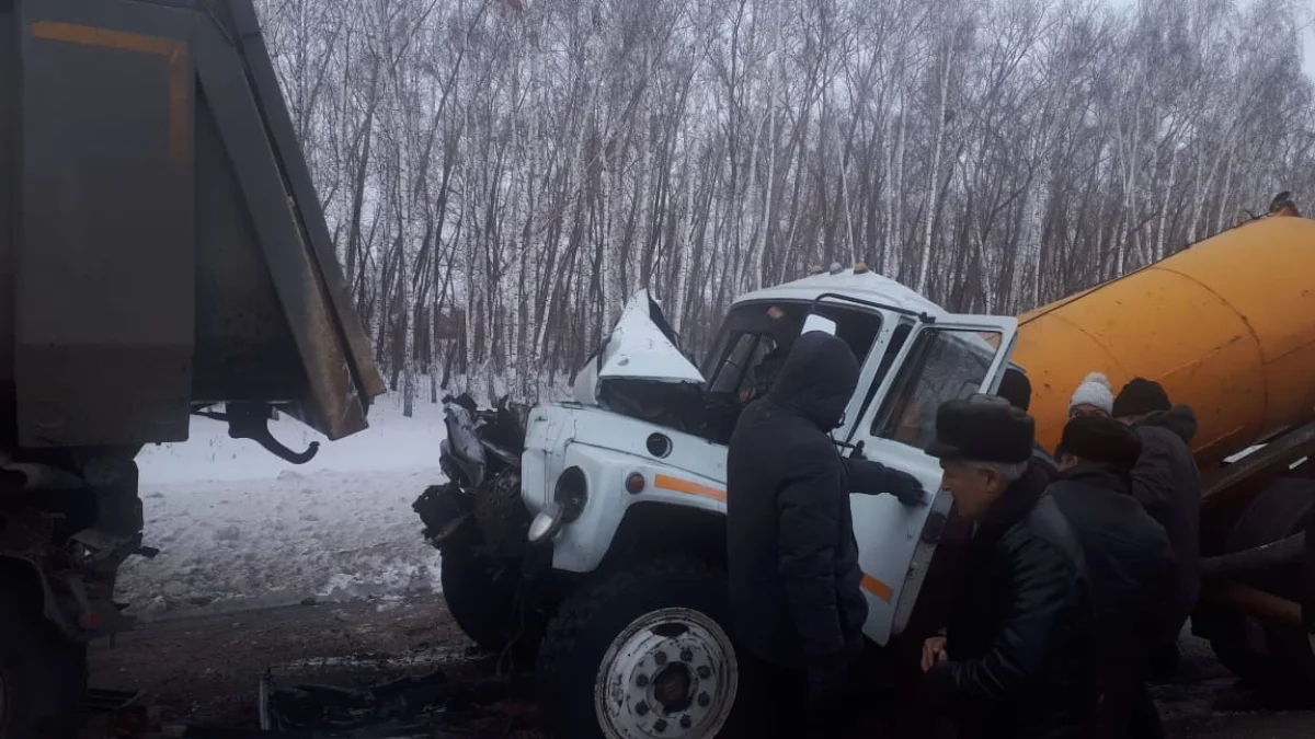 В крупном ДТП водителя зажало в кабине