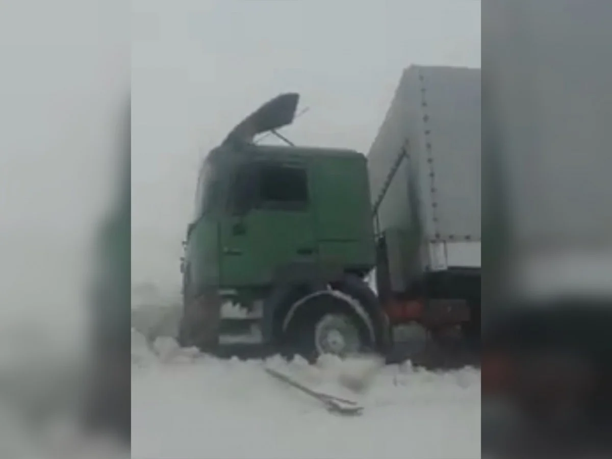 Груженная фарфоровой посудой фура, съехала в кювет (видео)