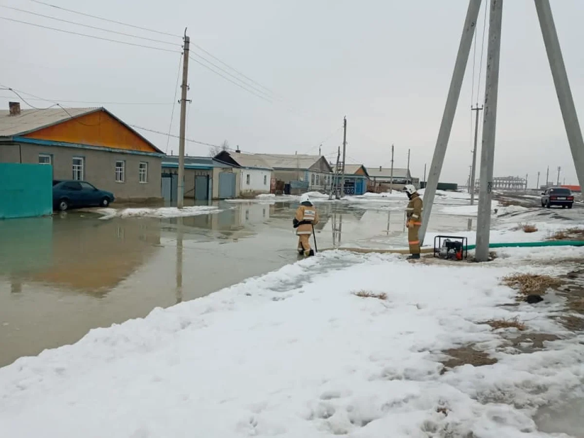 Из-за резкого потепления затопило жилые дома в Аральске