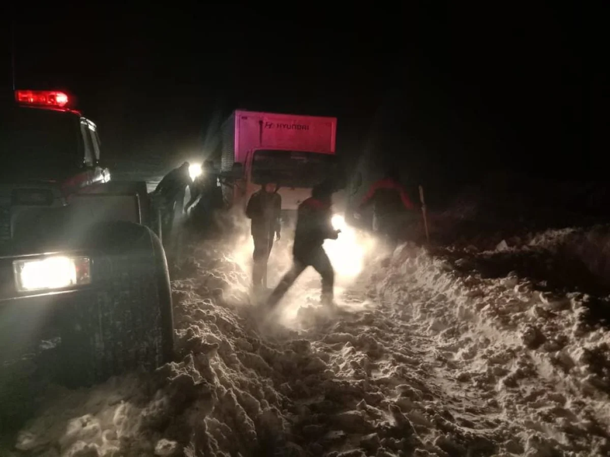 Спасатели эвакуировали казахстанцев в Костанайской области