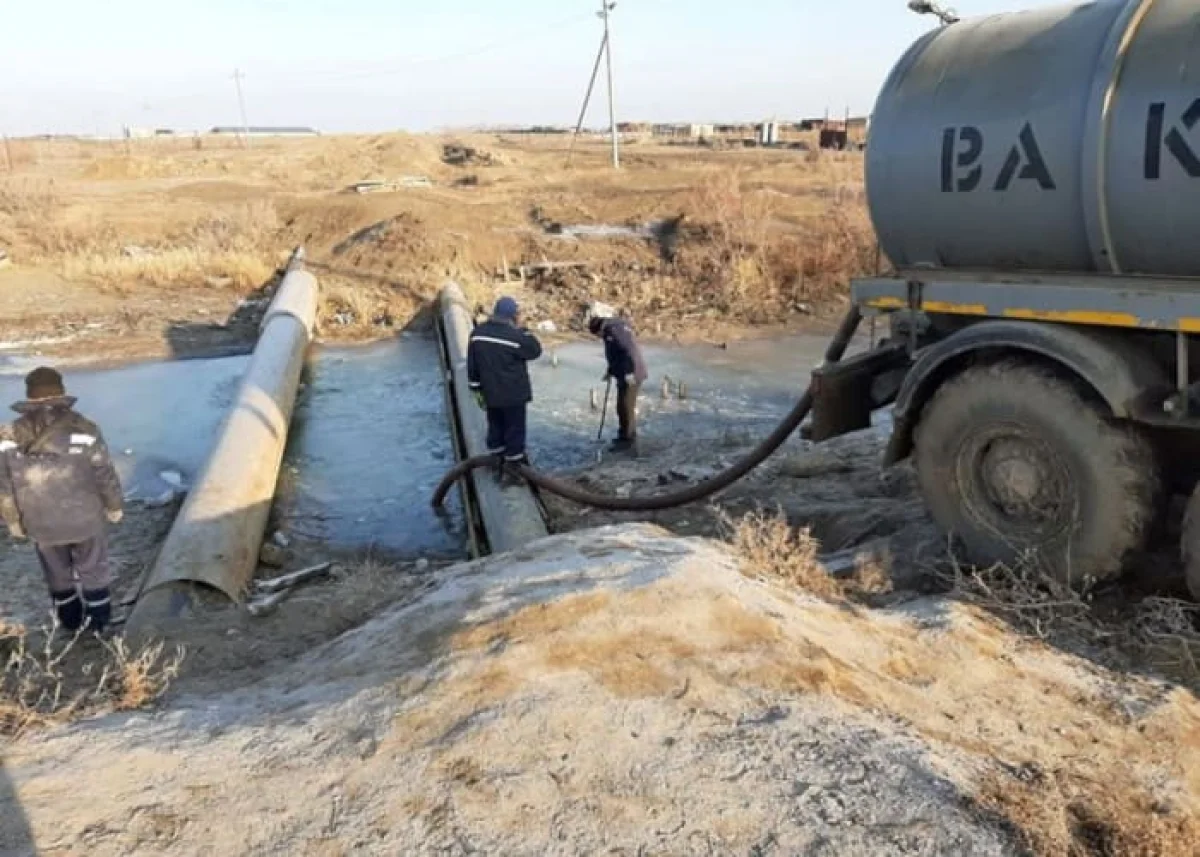 Фекалиями вновь залили речку в Атырауской области