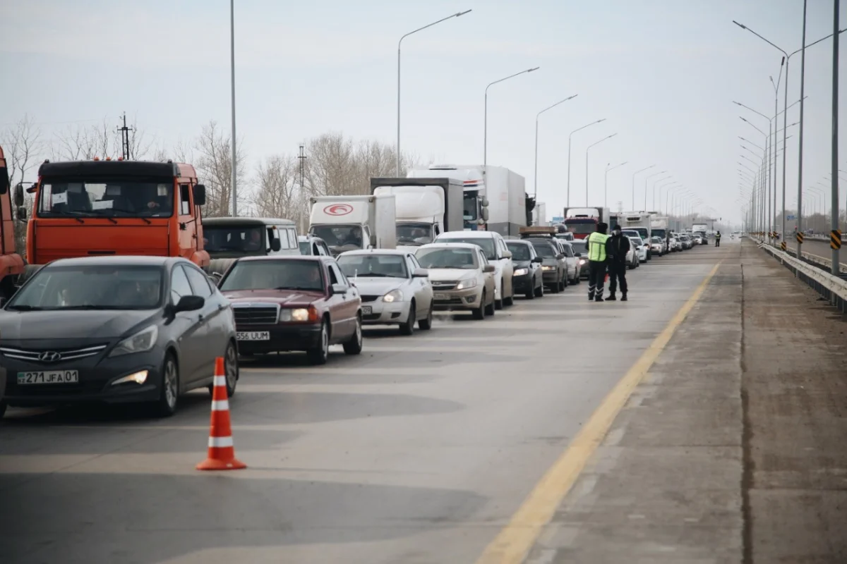 980 автомобилям ограничили въезд через блокпосты вокруг Нур-Султана полицейские