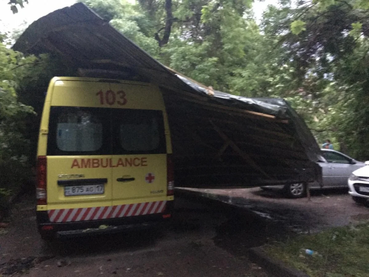 Сорванная ветром кровля упала на машину скорой помощи в Шымкенте