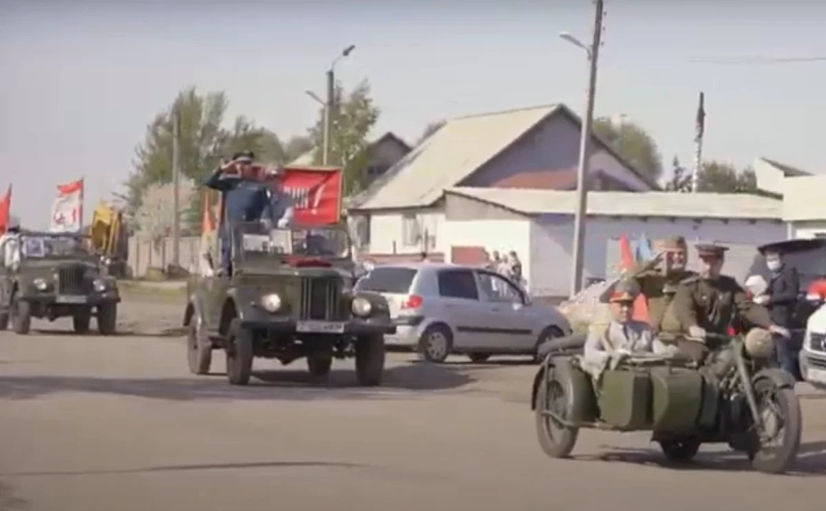 Ветеранов и тружеников тыла поздравили на стилизованных автомобилях полицейские Нур-Султана