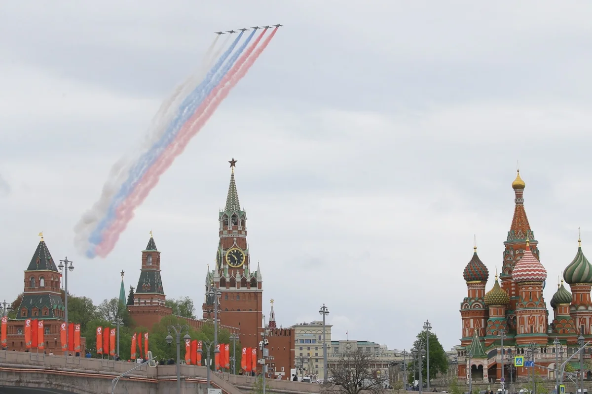 75 самолетов и вертолетов пролетели над Красной площадью в Москве