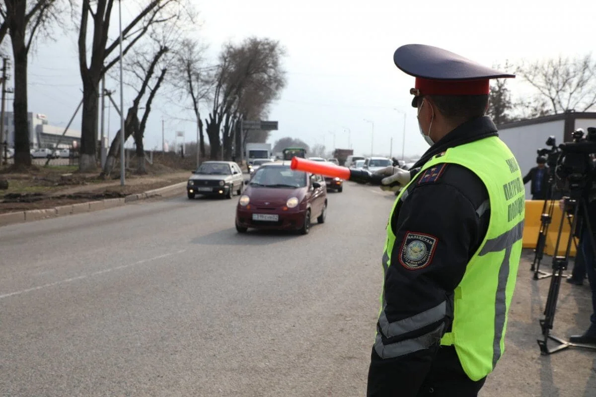 Полицейского отправили в тюрьму на год за взятку на блокпосту в Алматы