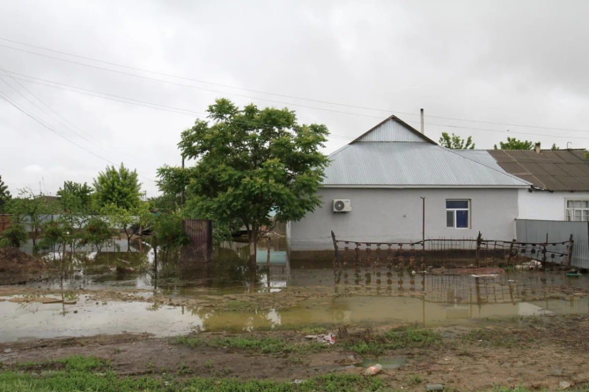 Уровень воды снижается на затопленной территории Мактааральского района