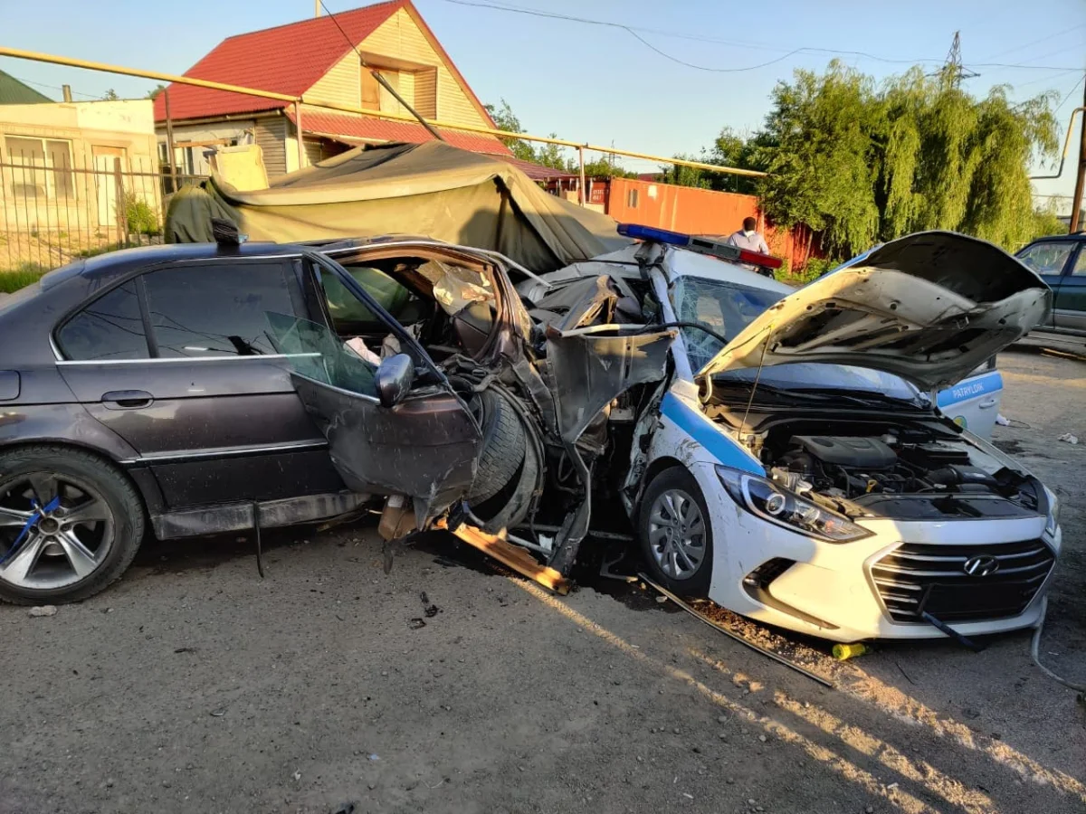 Автомобиль протаранил блокпост близ Алматы: погибли двое полицейских