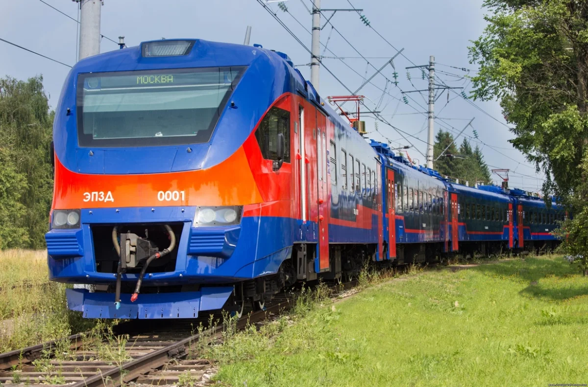 Электропоезд сбил нетрезвого мужчину с четырехлетним ребенком в Караганде