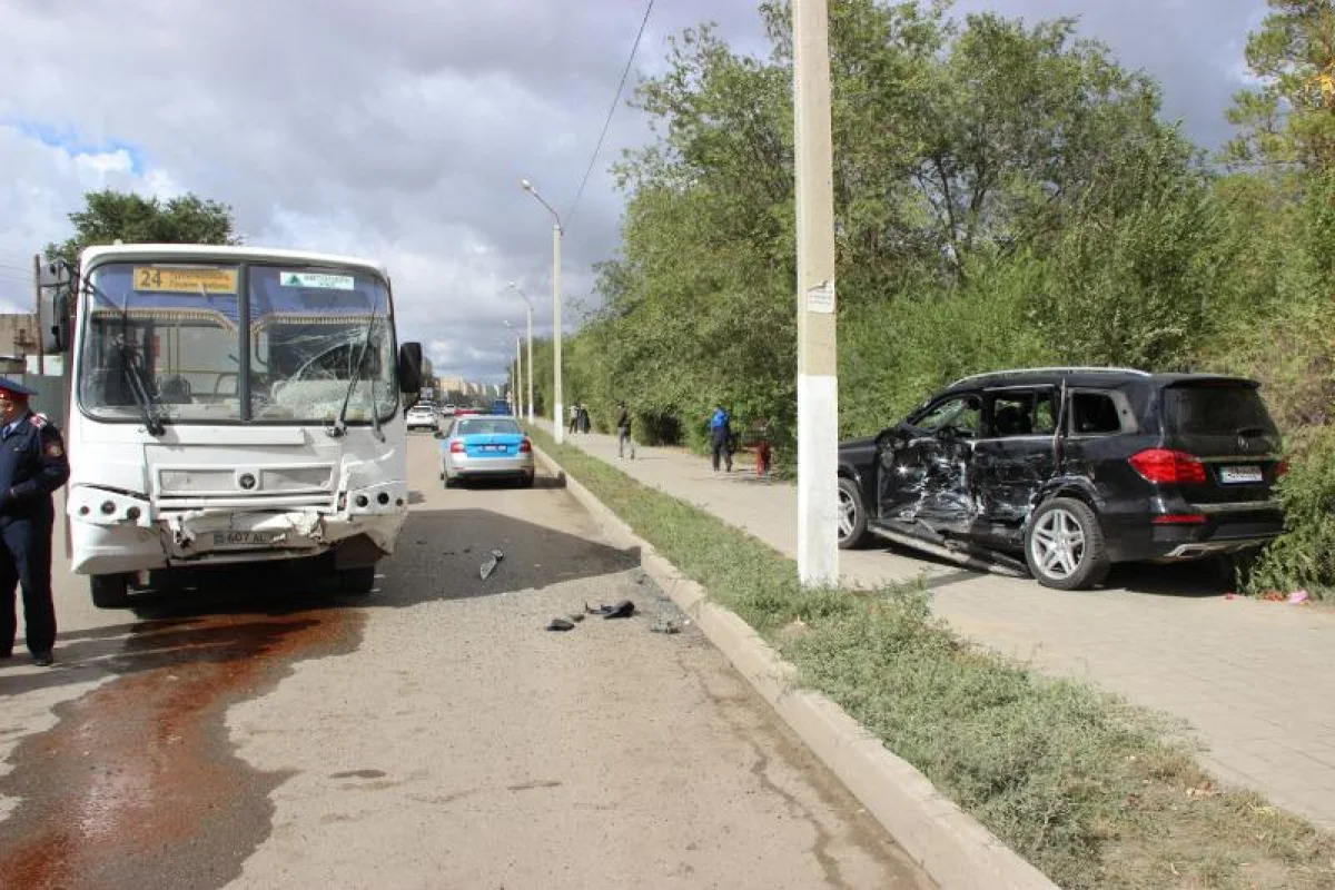 Автобус столкнулся с легковушкой в Актобе: пострадали девять человек