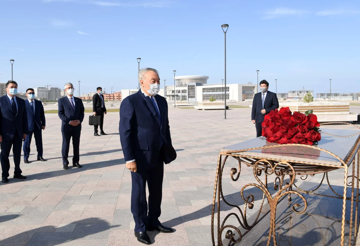 Нурсултан Назарбаев возложил цветы к памятнику Абиша Кекилбаева