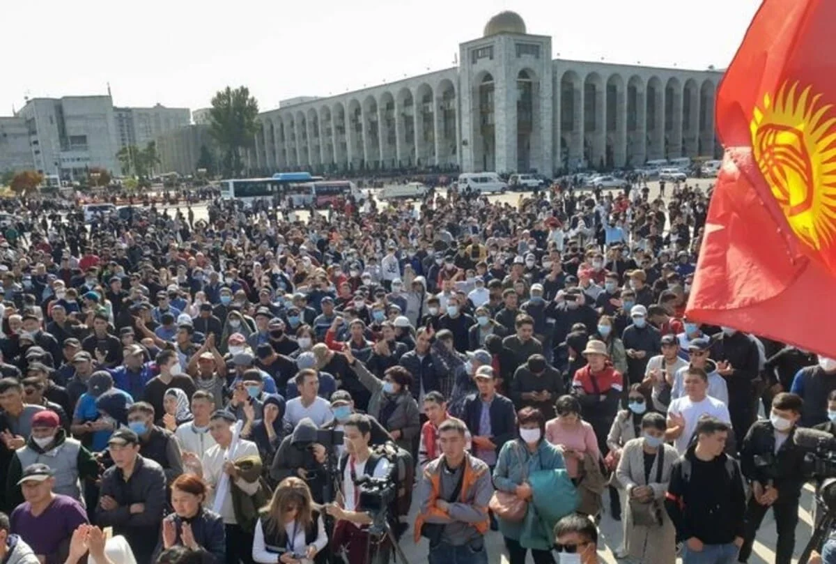 В парламент Кыргызстана проходят 4 партии. Проигравшие объявили бессрочный митинг