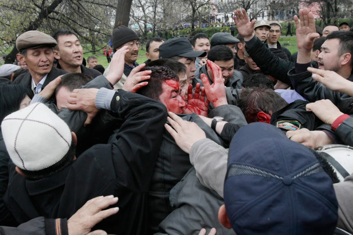 Больницы Бишкека переполнены пострадавшими в беспорядках