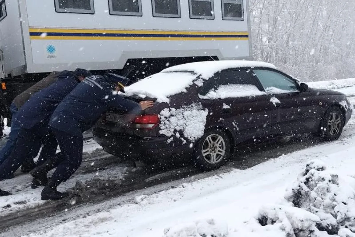 Автомобиль с детьми вынесло в кювет с заснеженной трассы в ВКО