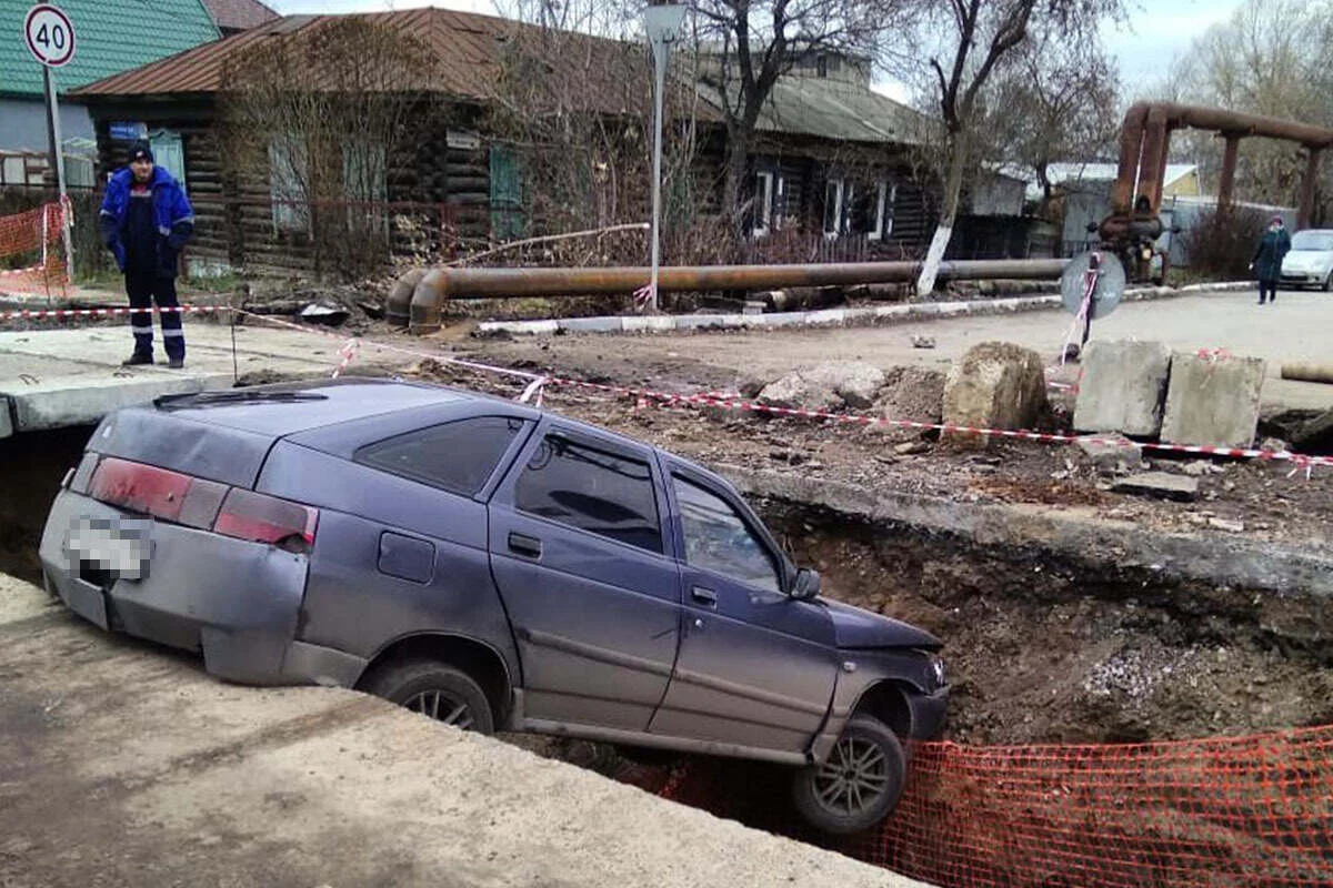 Автомобиль провалился в вырытый рабочими ров в Петропавловске