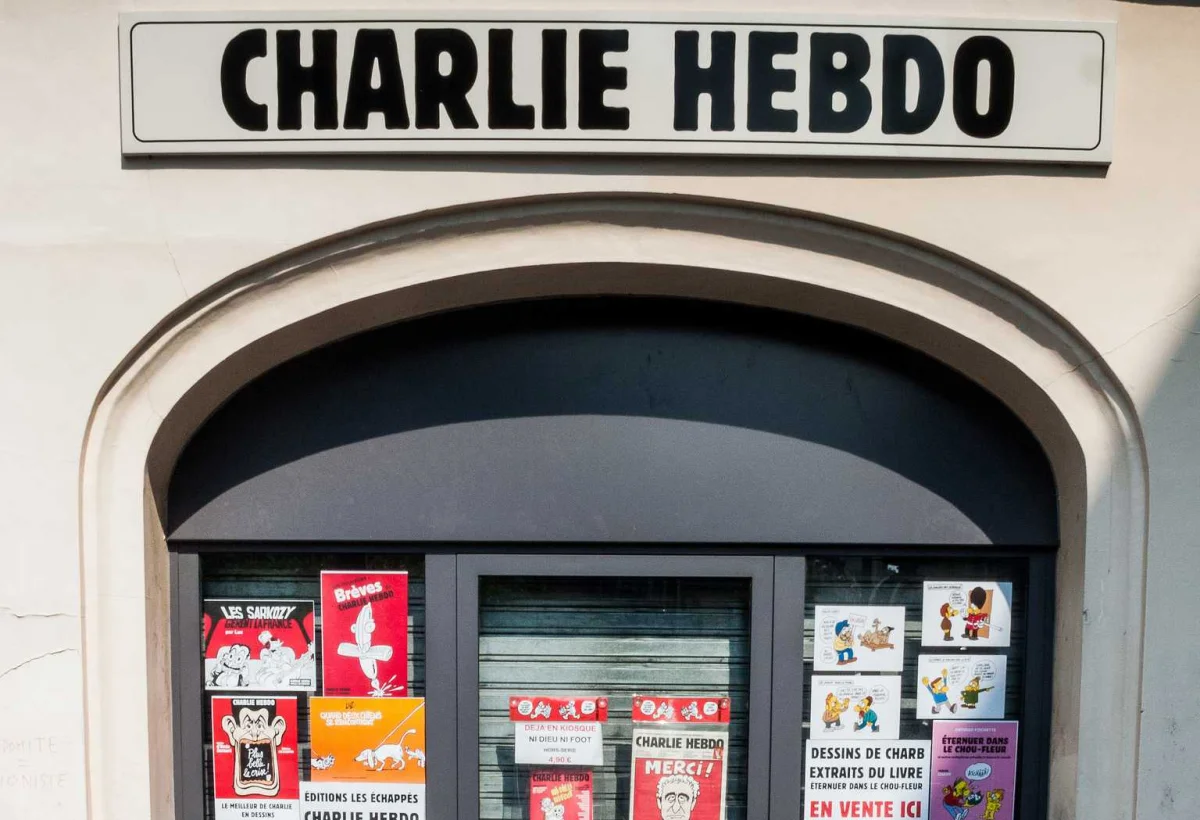 Очередной скандальной карикатурой отреагировал Charlie Hebdo на серию терактов