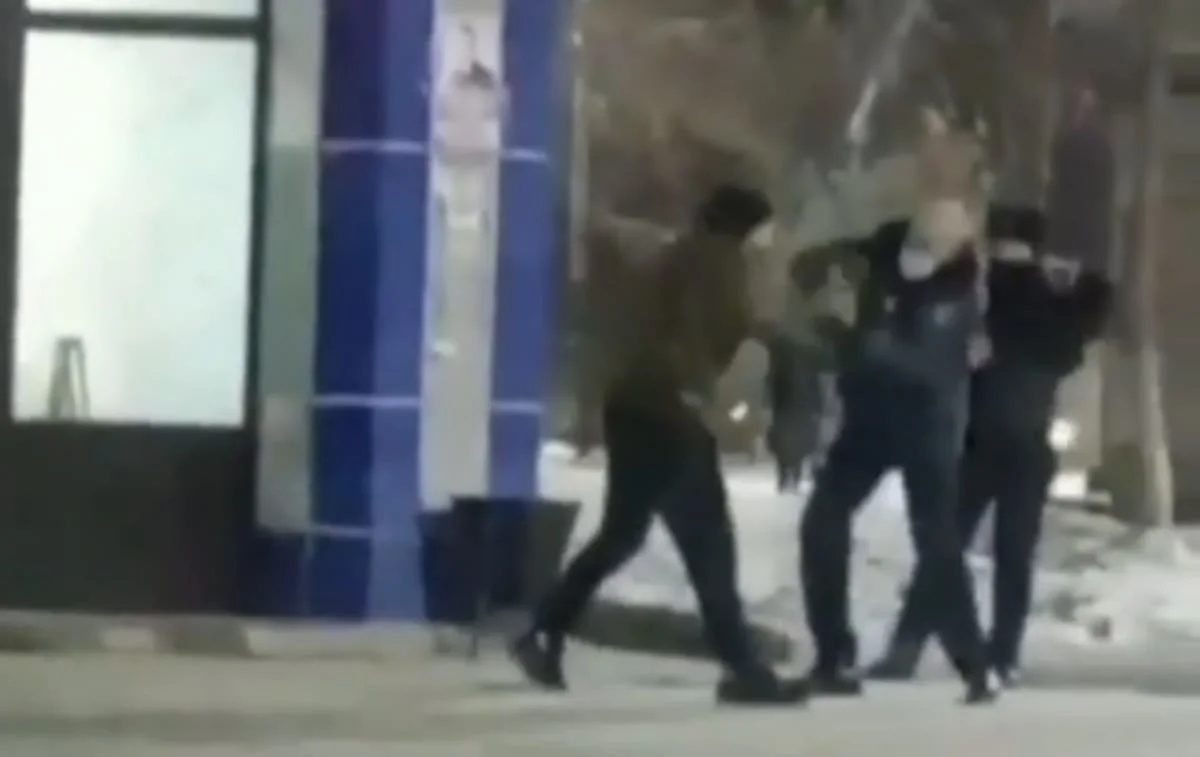 Появилось видео нападения мужчины на полицейского в Петропавловске