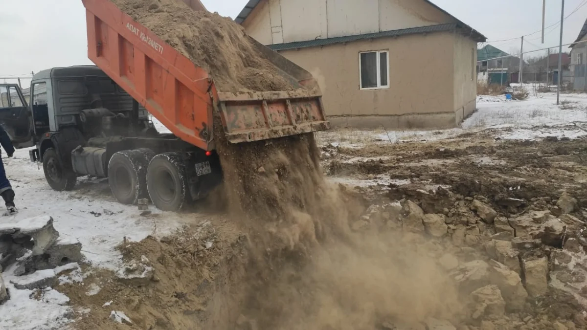 Огромная дыра в земле образовалась между жилыми домами в Алматы