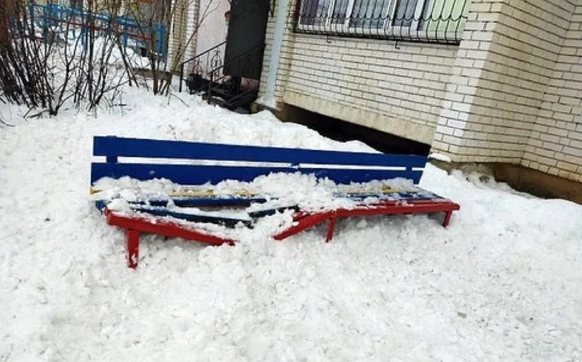 Глыба снега со льдом упала на ребенка в Уральске