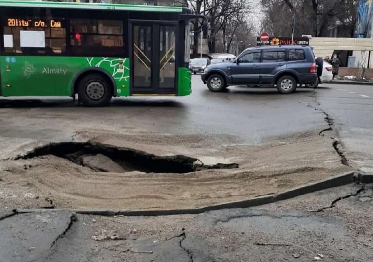 Асфальт провалился на оживленном перекрестке в Алматы