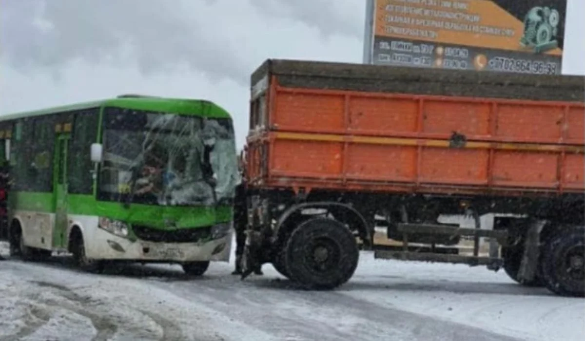 Автобус столкнулся с КамАЗом в Семее: пострадали 11 пассажиров