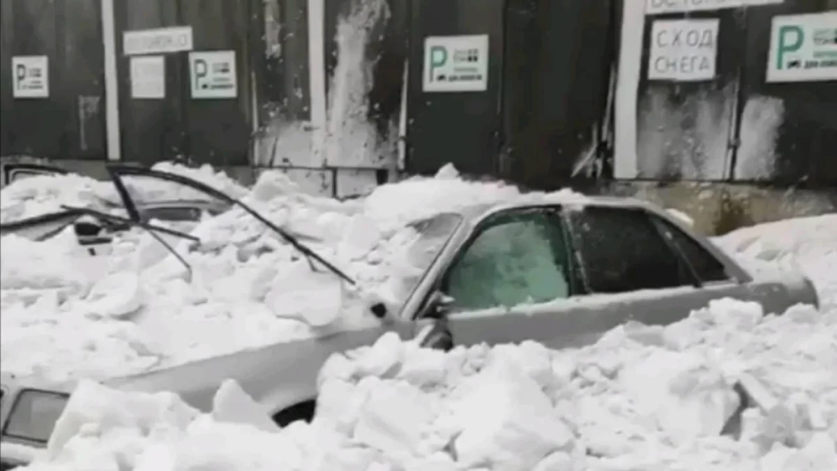 Упавшая с крыши глыба льда разбила несколько припаркованных автомобилей в Нур-Султане