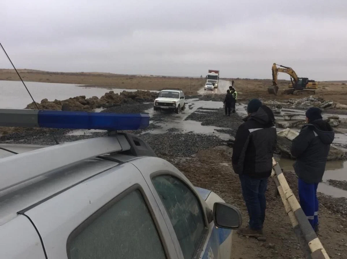 Талая вода смыла мост в Атырауской области