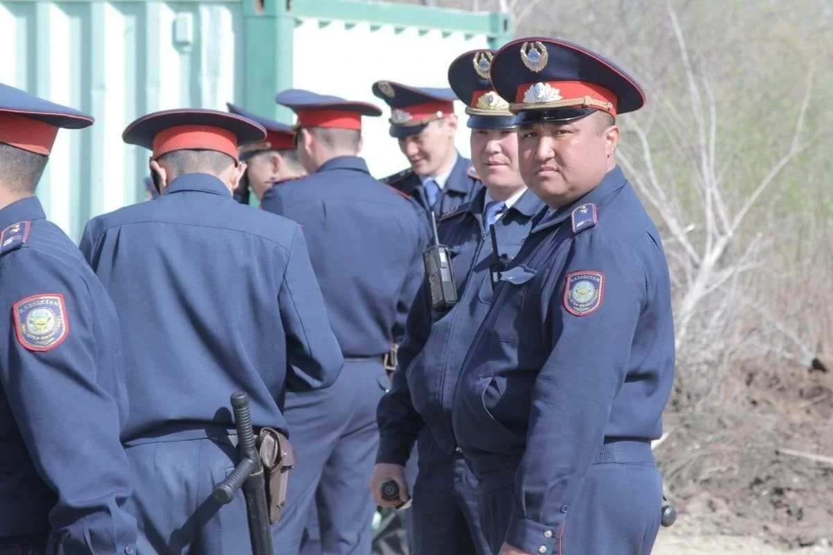 Ежегодно повышать зарплату казахстанским полицейским предложил Минюст