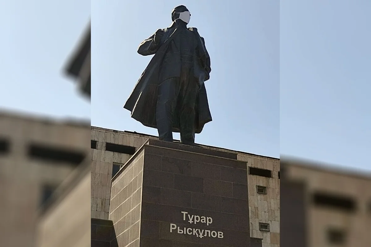 На памятник Турару Рыскулову надели маску в Шымкенте