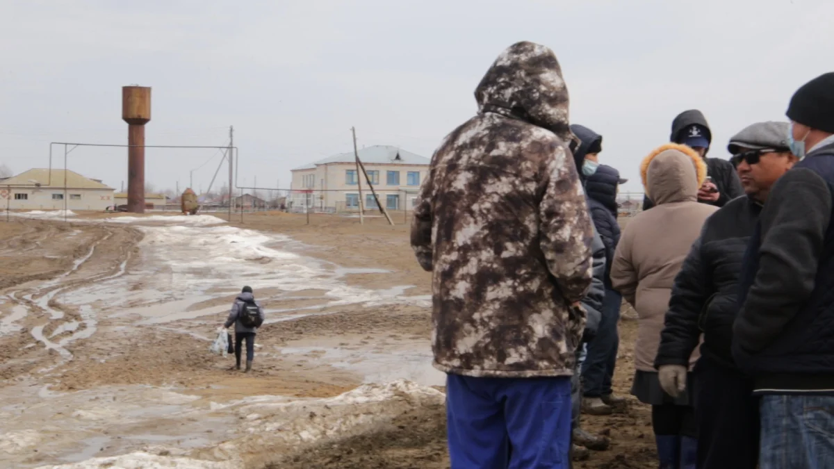 «Сначала дорога, а переименование потом»: жители поселка в ЗКО выразили протест акиму