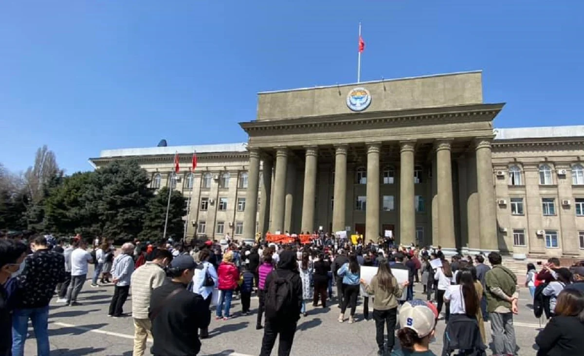 «Позор!»: кыргызстанцы вышли на митинг после жестокого убийства девушки