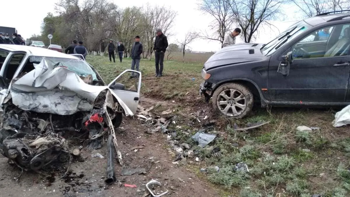 Лобовое столкновение авто в Алматинской области: женщину зажало в салоне