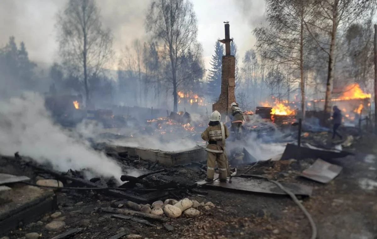 Лесной пожар в Риддере. Огнем полностью уничтожено 35 домов в поселке