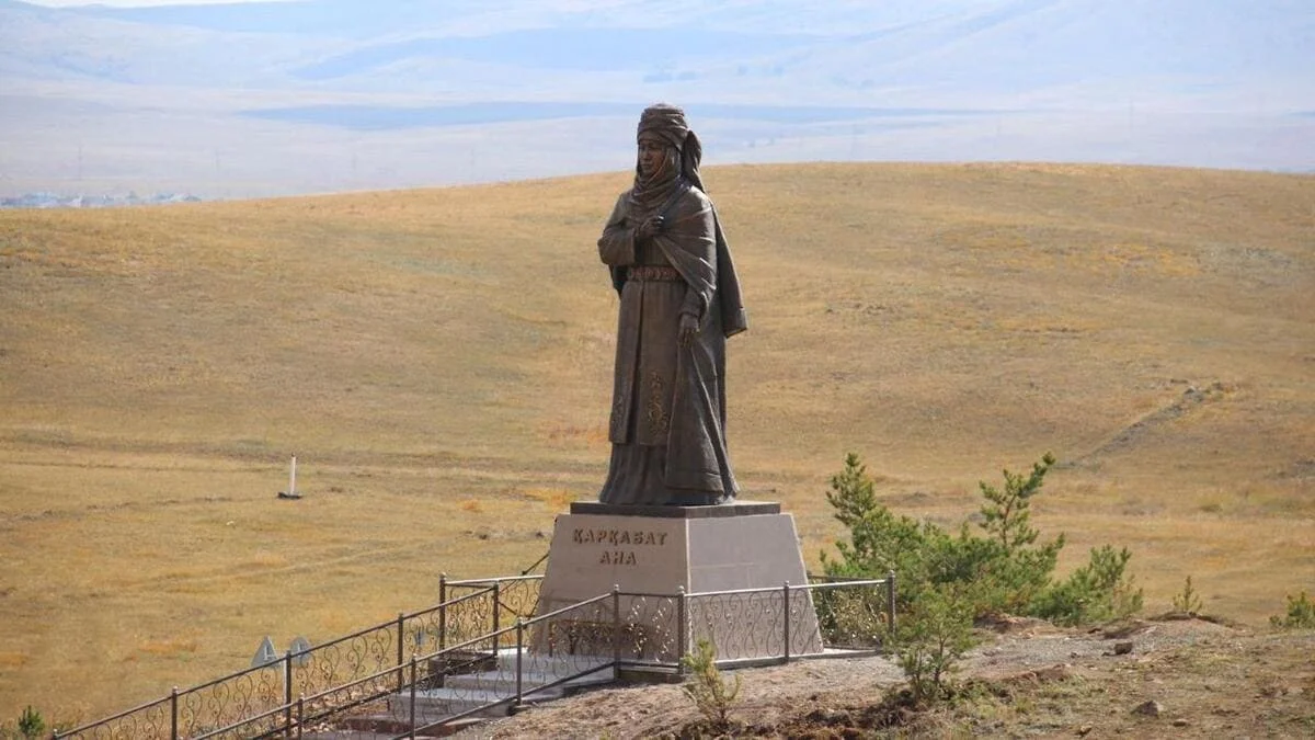 Памятник матери Великой степи установили в Карагандинской области