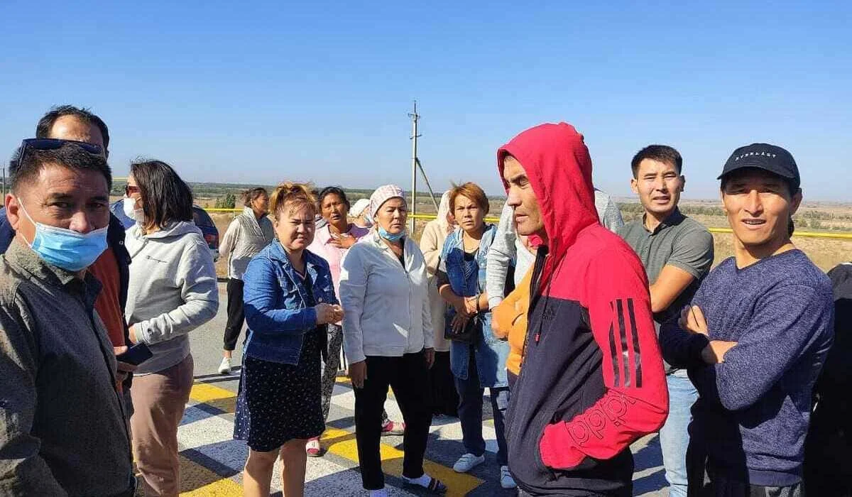 После смерти школьника возмущенные жители перекрыли дорогу в Алматинской области