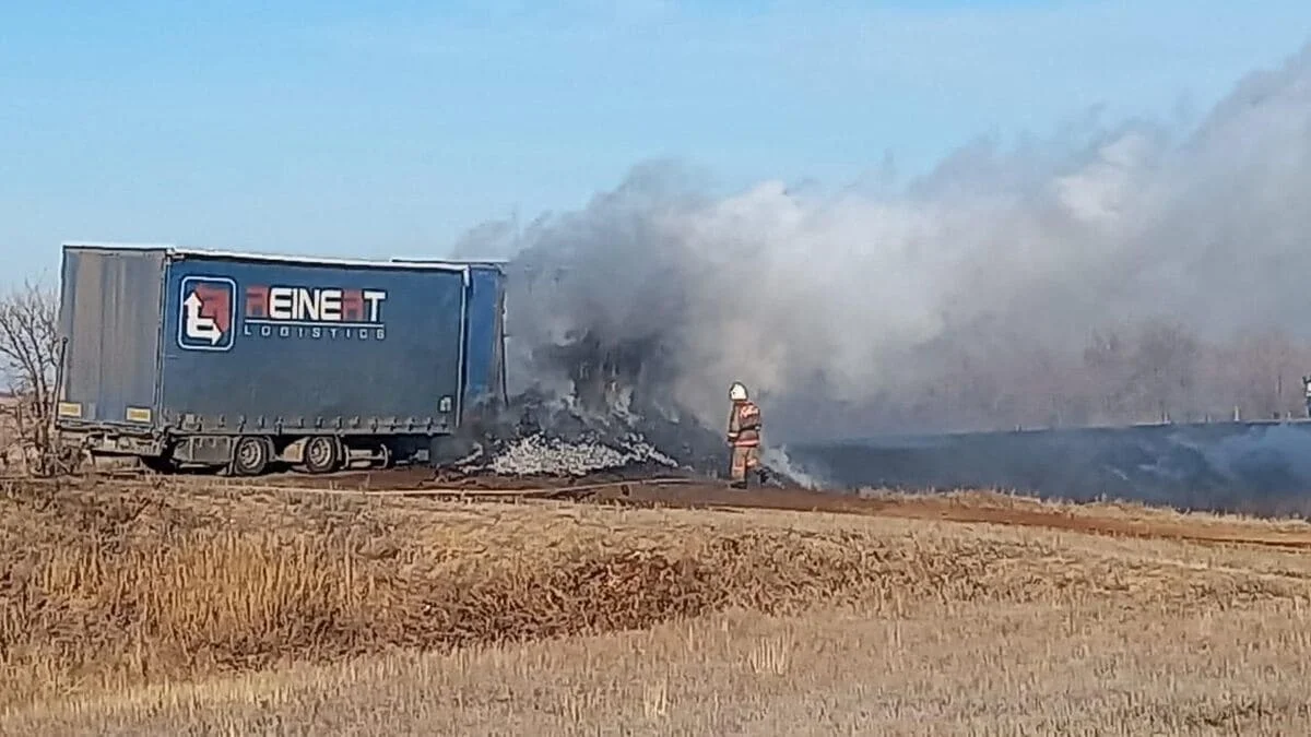 Фура с углем сгорела на АЗС в Западно-Казахстанской области