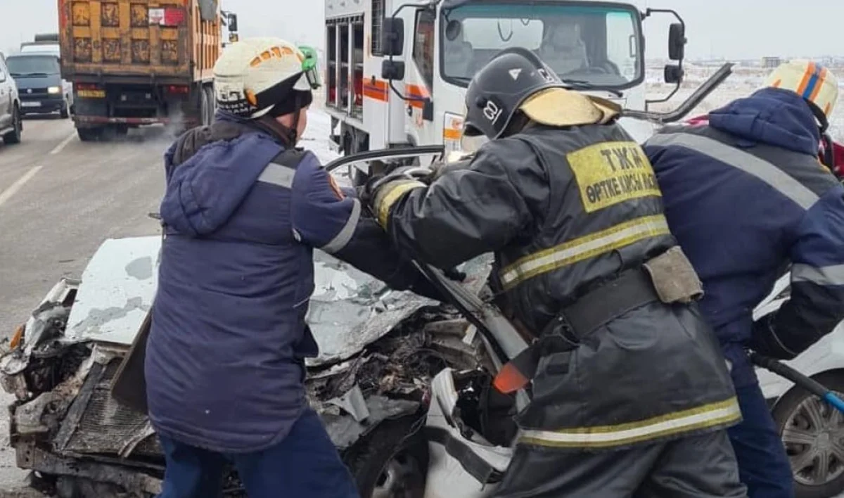 В страшном ДТП с автобусом погиб водитель близ Караганды