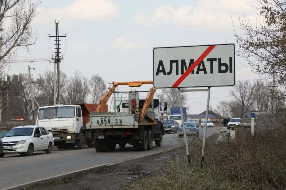 Алматинцев попросили не выходить на прогулки и избегать общественных мест